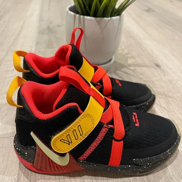 Boy’s Nike LeBron James Witness VII - Picture 2 of 5